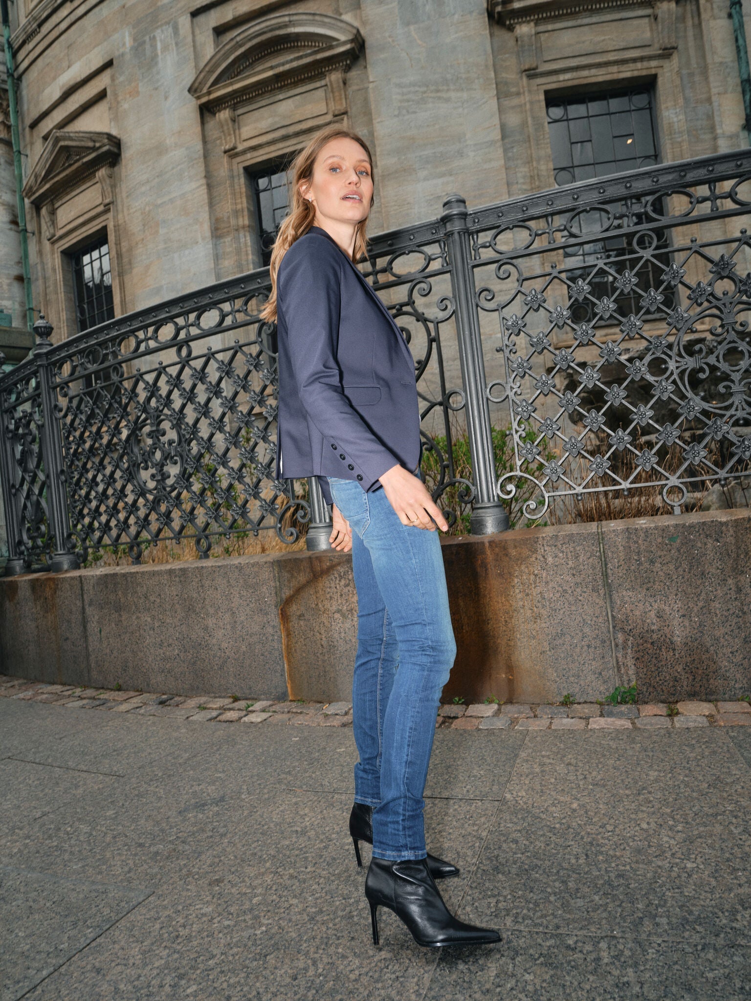 Modelshot / Navy / Detail